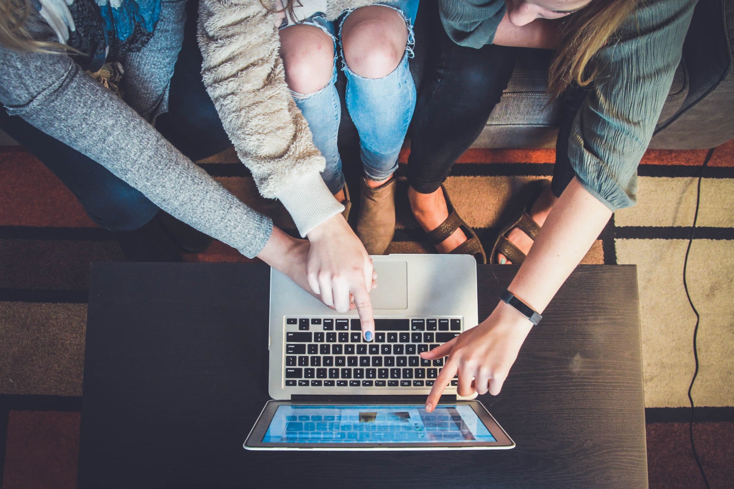 people-looking-at-computer-learning-elearning