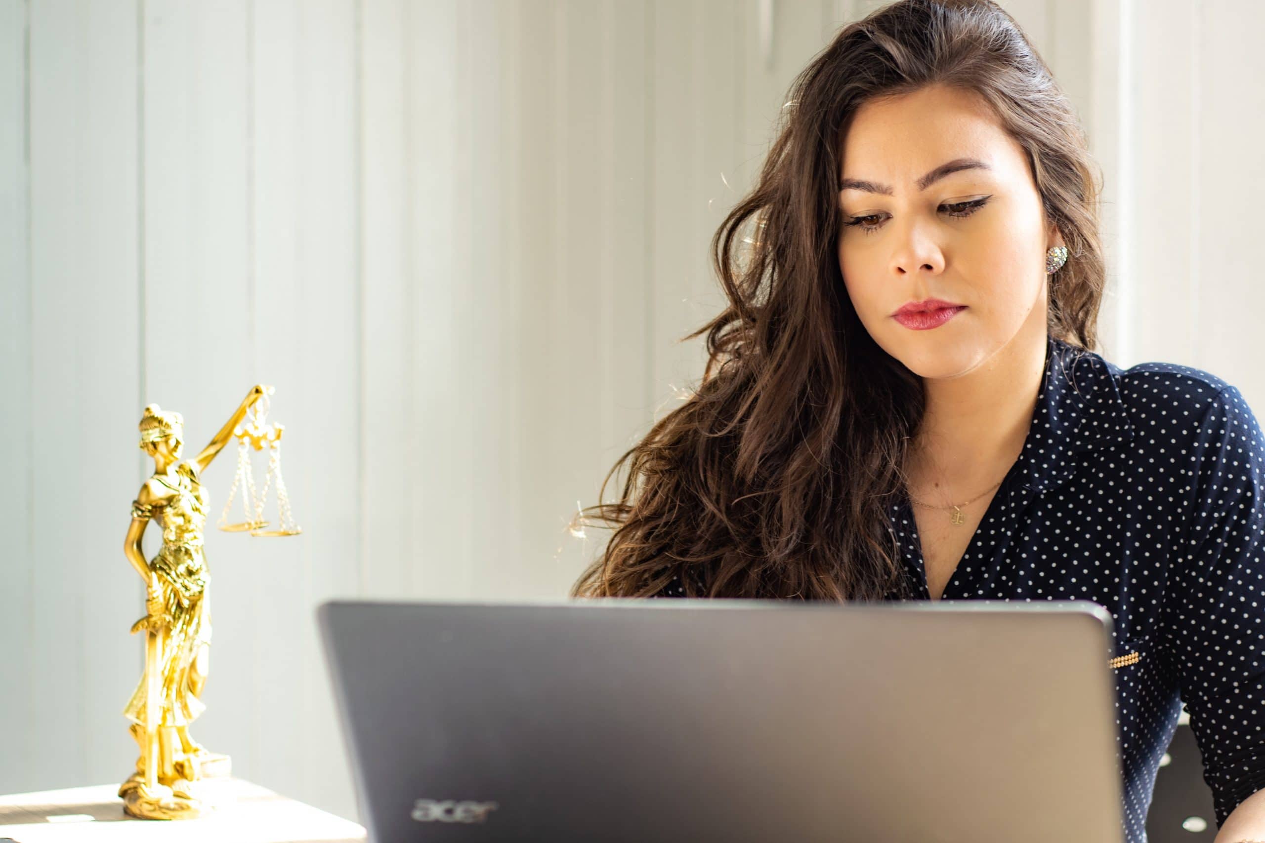 female-lawyer-with-computer